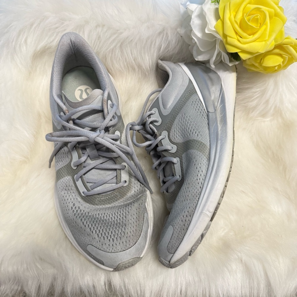 Lululemon Sneakers shoes SZ 9 BlissFeel Run Ligh Gray White Running Logo